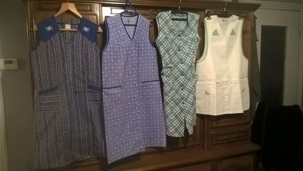 12 Anciens tabliers/blouses femme 1970. Vtements