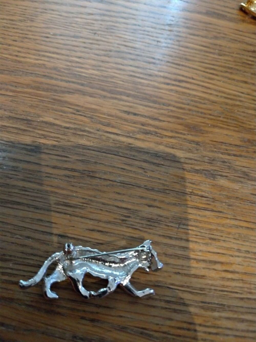 Broche rhodi&eacute;e tigre laqu&eacute; noir Bijoux et montres