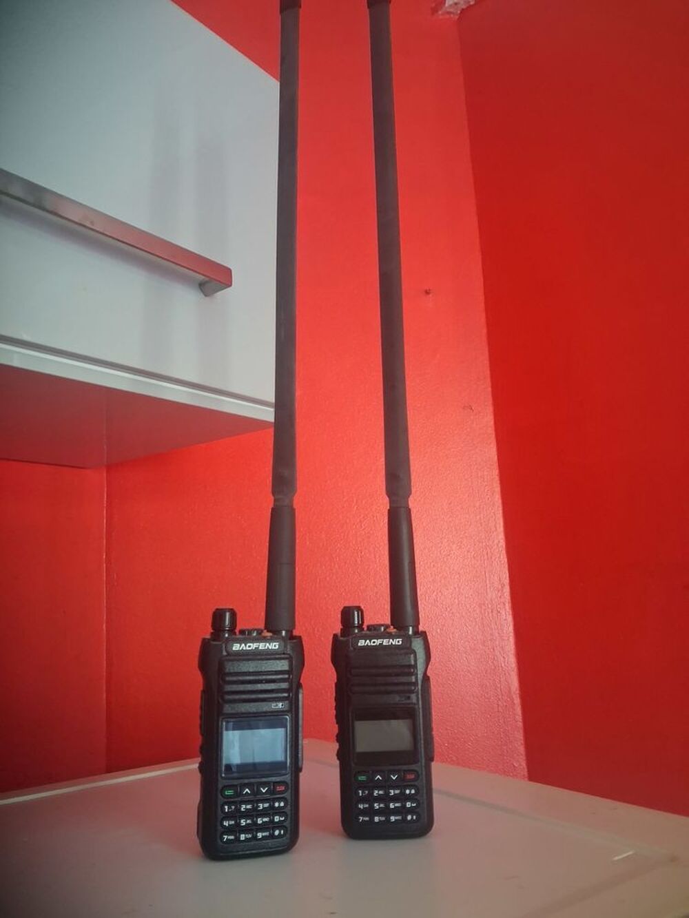 TALKIES-WALKIES UHF .VHF NEUFS Téléphones et tablettes