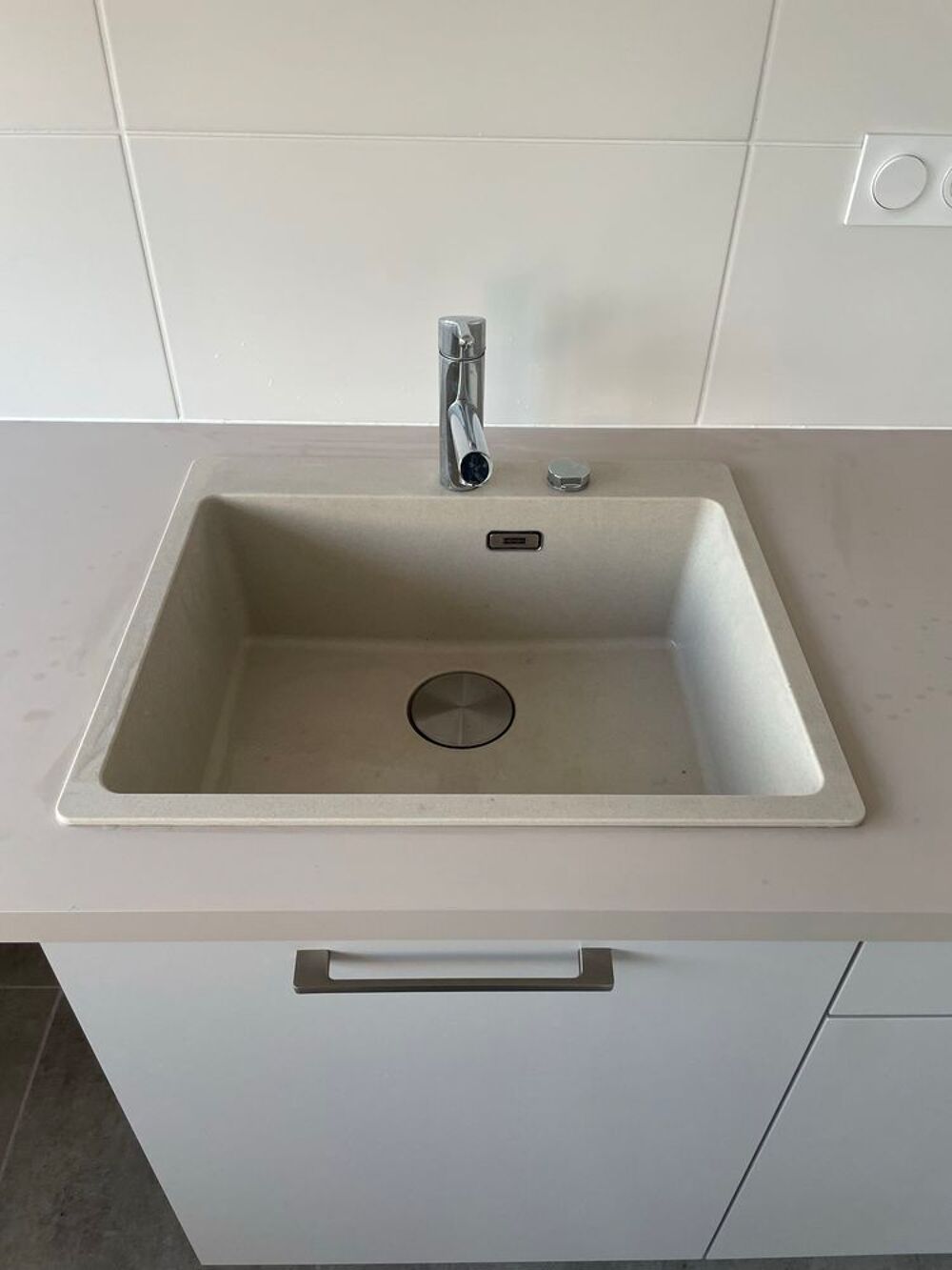 Cuisine meubles + &eacute;vier + plaque avec hotte Electroménager