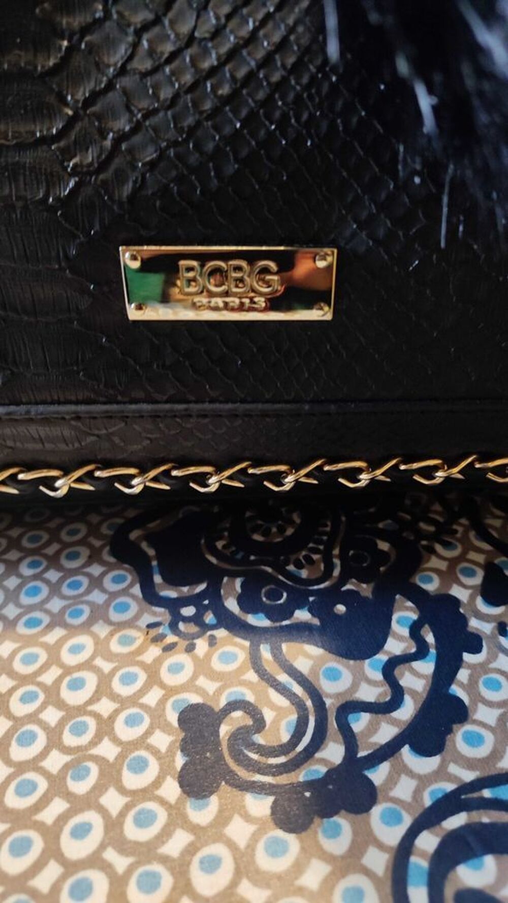 Superbe sac cuir vegan fa&ccedil;on reptile. breloque en fausse fourrure. BCBG. plusieurs compartiments int&eacute;rieur Maroquinerie