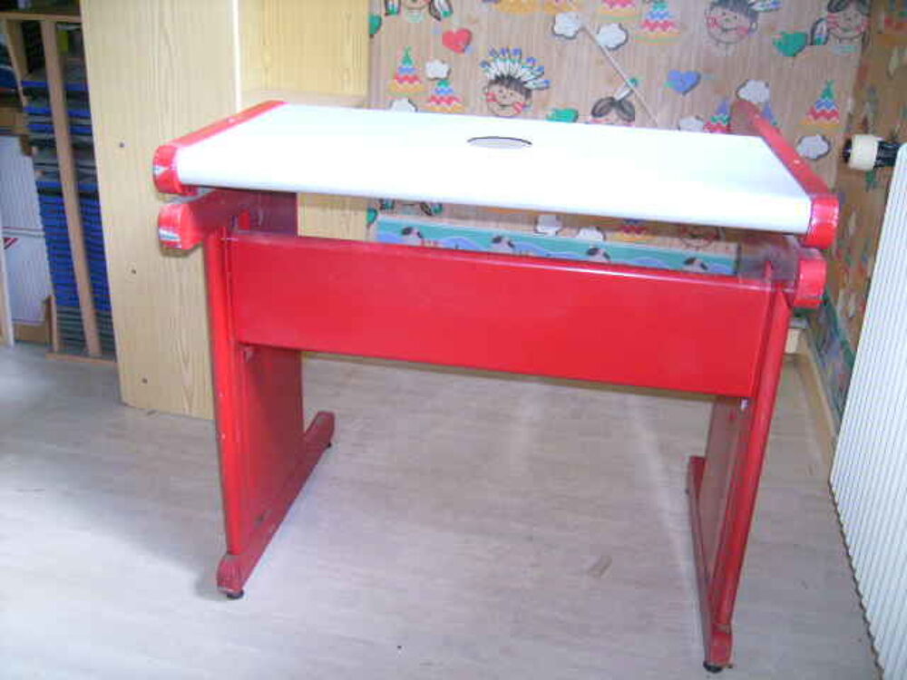 Bureau pour ordi en m&eacute;tal rouge Meubles