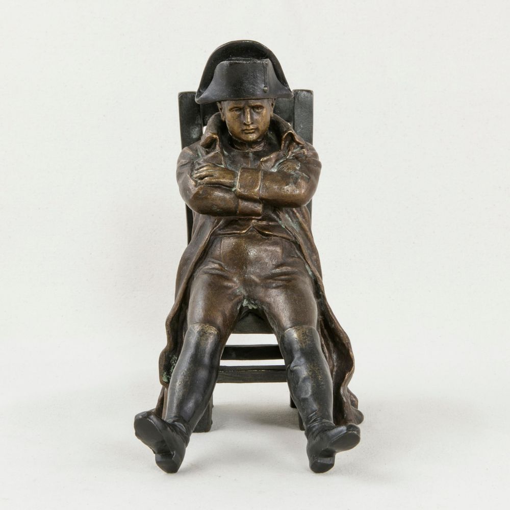 statue Napoleon assis sur une chaise. 