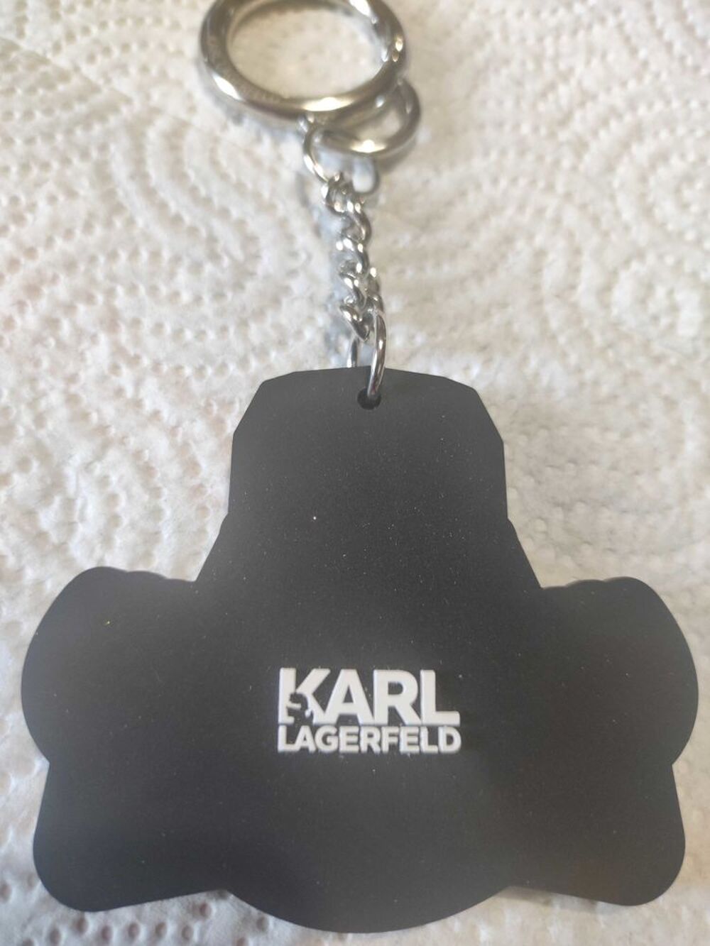 Porte-cl&eacute;s Karl Lagerfeld avec ses lunettes. Maroquinerie