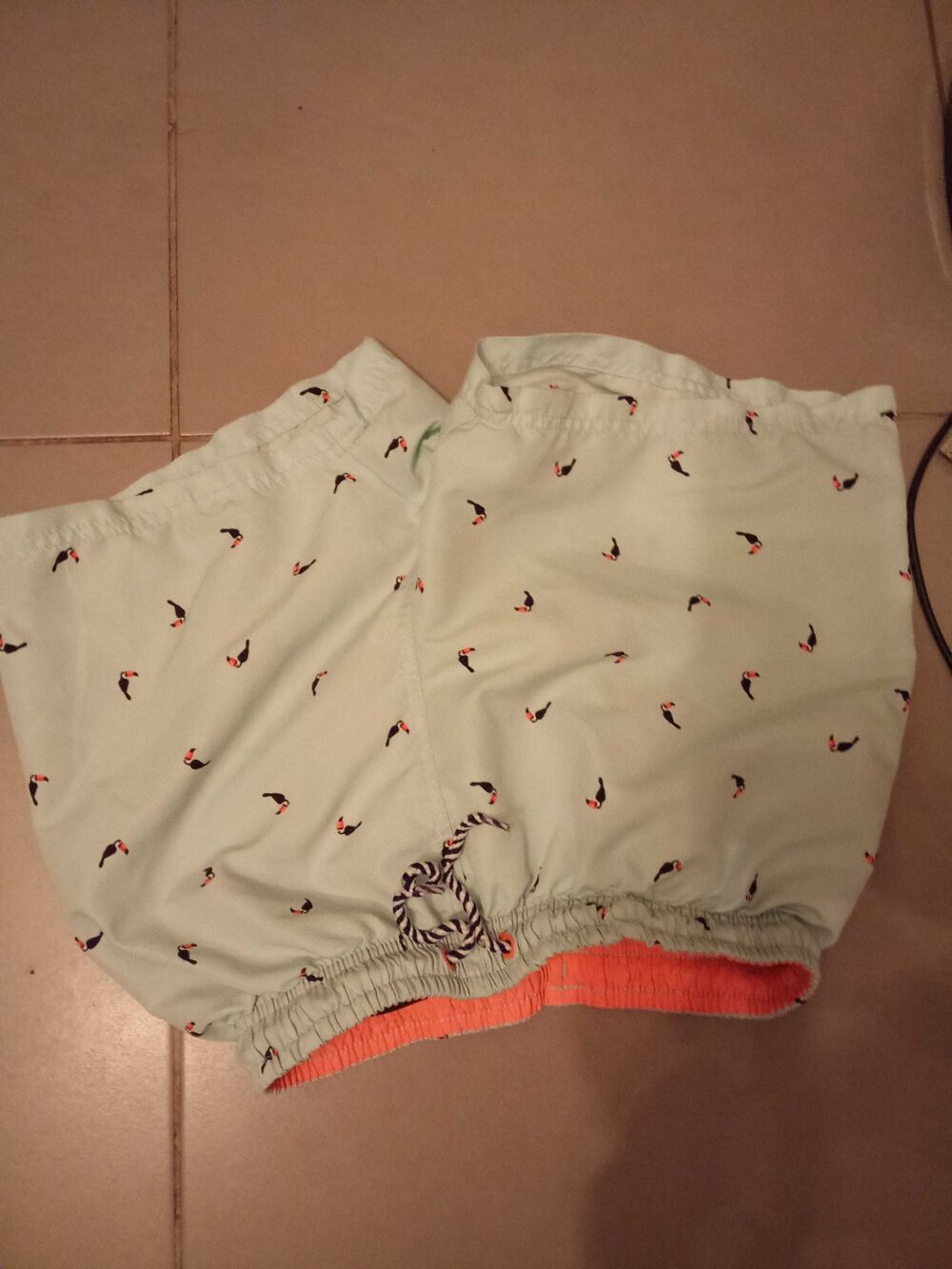 Short avec des oiseaux. Vêtements enfants