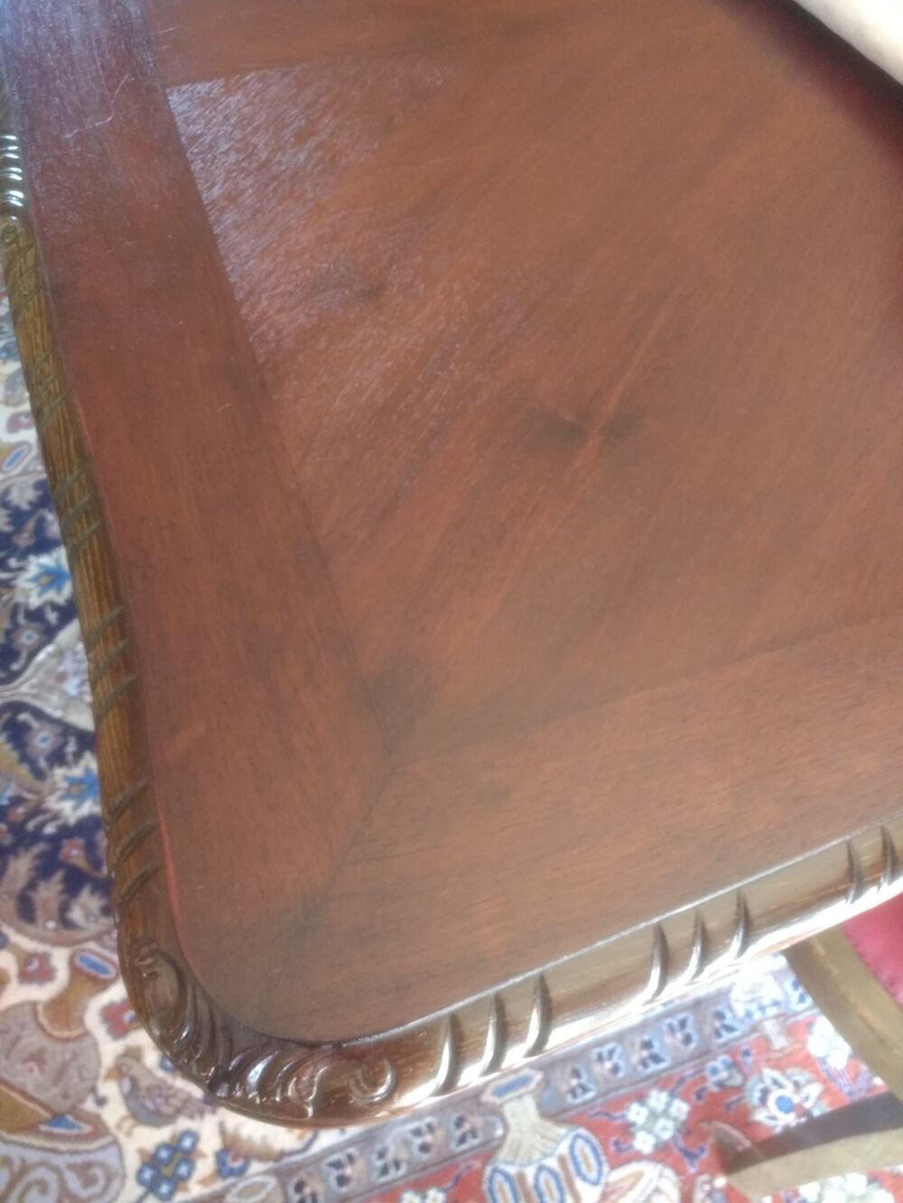 Table vintage en bois sculpt&eacute; Décoration