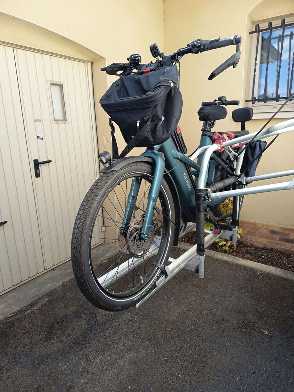 V&eacute;lo &eacute;lectrique cargo LONGTAIL HYBRID 800 CUBE Biplace Vélos