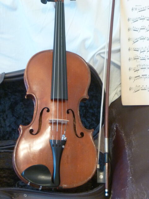 Excellent violon 4/4 ancien signé en très bon état  complet. 800 Bagneux (92)