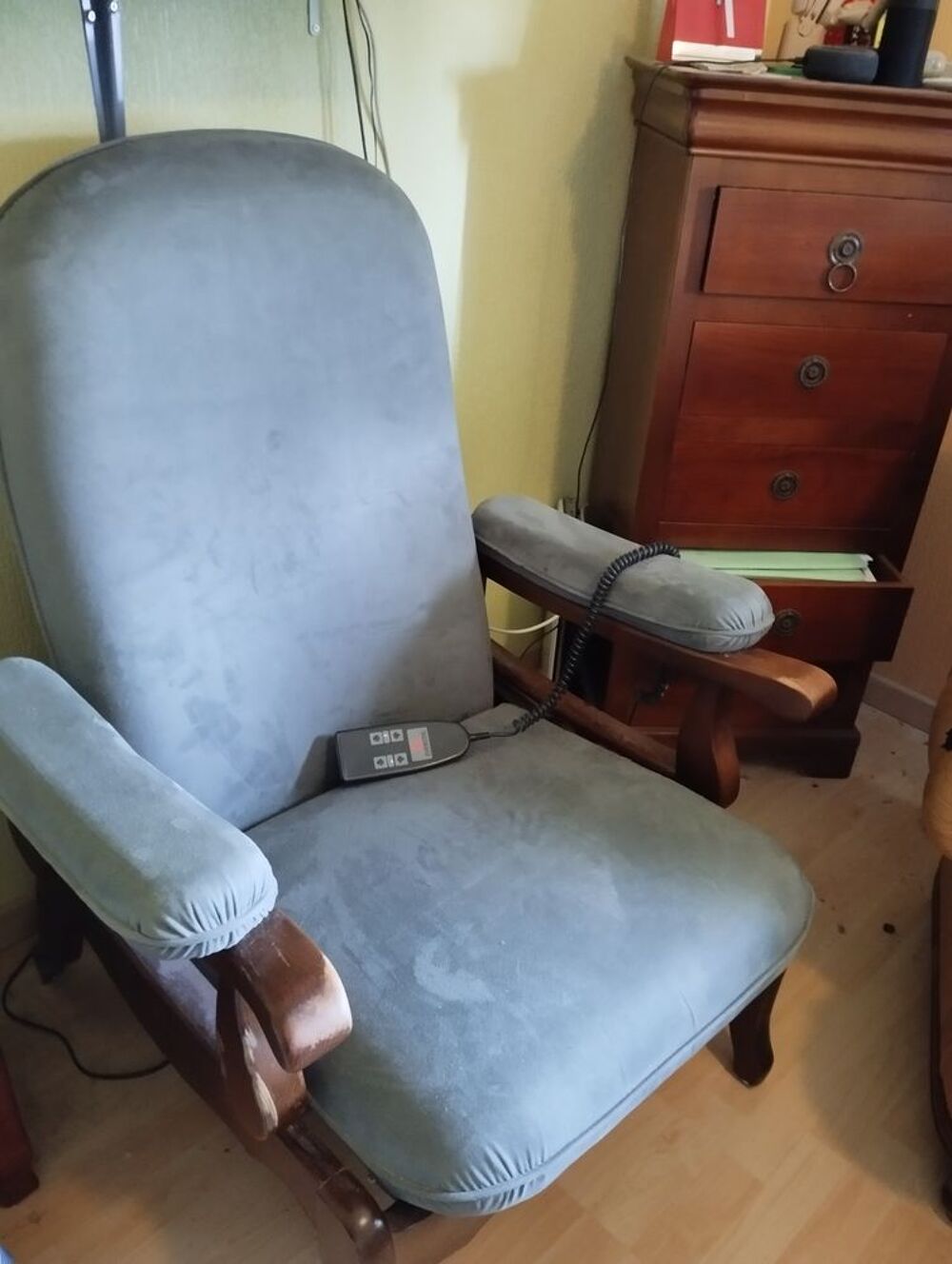 2 fauteuils velours &eacute;lectriques Meubles