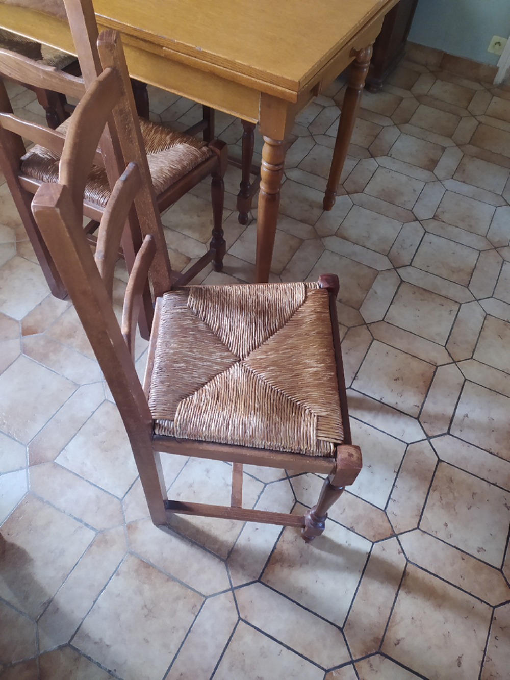TABLE DE CUISINE ET CHAISES Meubles