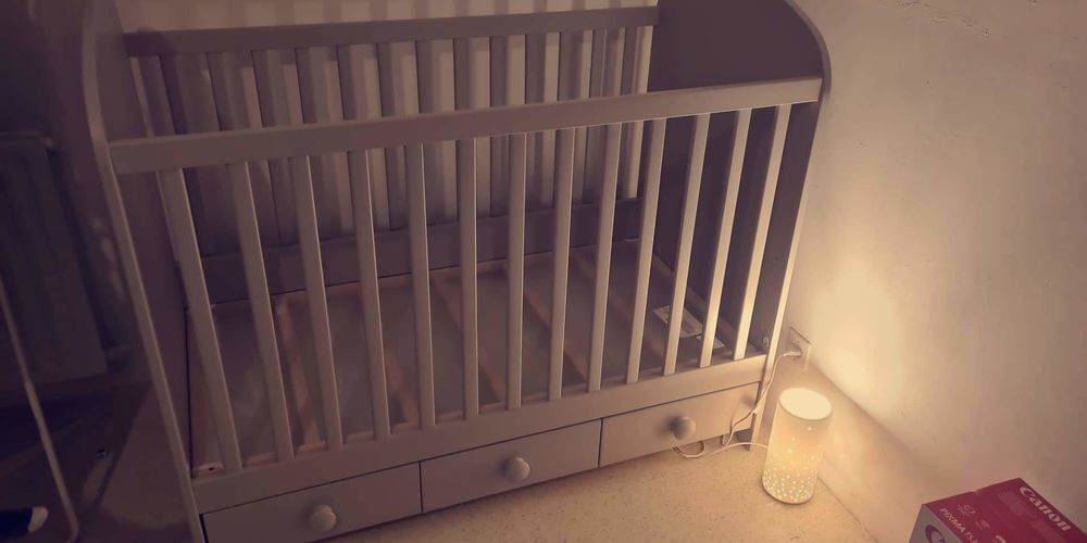 Lit b&eacute;b&eacute; IKEA gris. Meubles