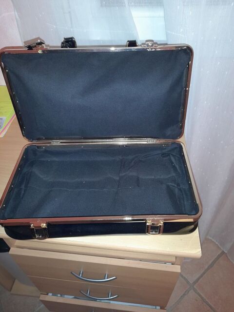 Sacs  main noir 15 Saint-Marcel-sur-Aude (11)