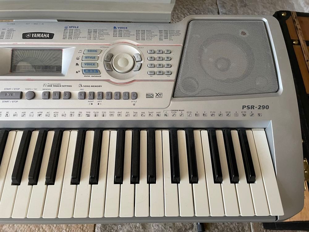 Synth&eacute;tiseur Yamaha PSR 290 avec son support Audio et hifi