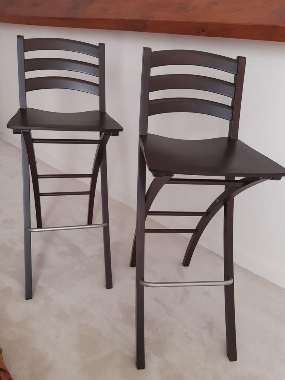 2 chaises de bar couleur wengu&eacute; pliable en bois et m&eacute;tal Meubles