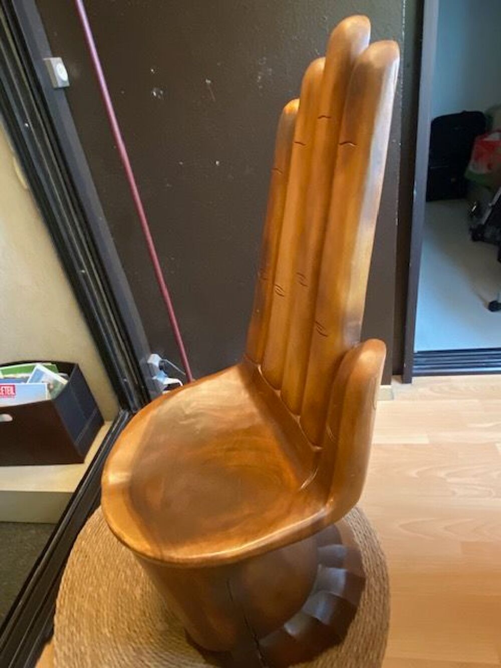fauteuil sculpture bois dur "main de Boudha" vintage
Meubles