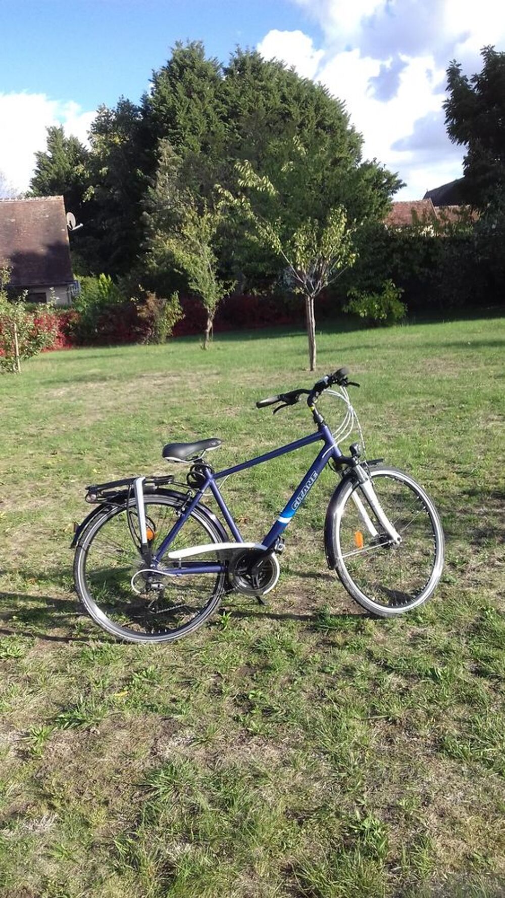 de deux v&eacute;los 
-un VTT en bon &eacute;tat, 
-un VTC neuf, V�los