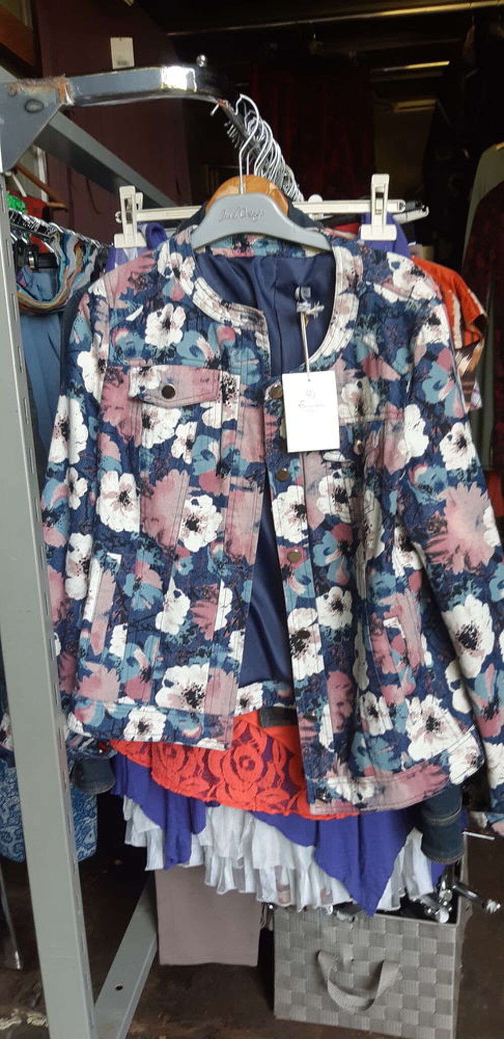 Lot de v&ecirc;tements toutes tailles.
V&ecirc;tements neufs. Vêtements