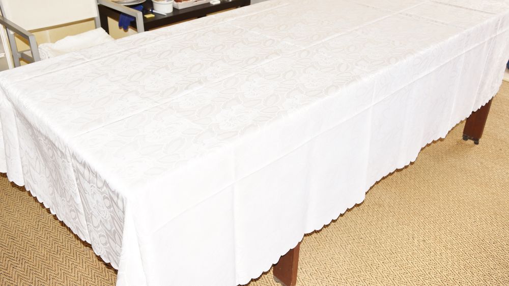 BECQUET. Nappe 2m40 blanche damass&eacute;e fleurie avec serviettes Décoration
