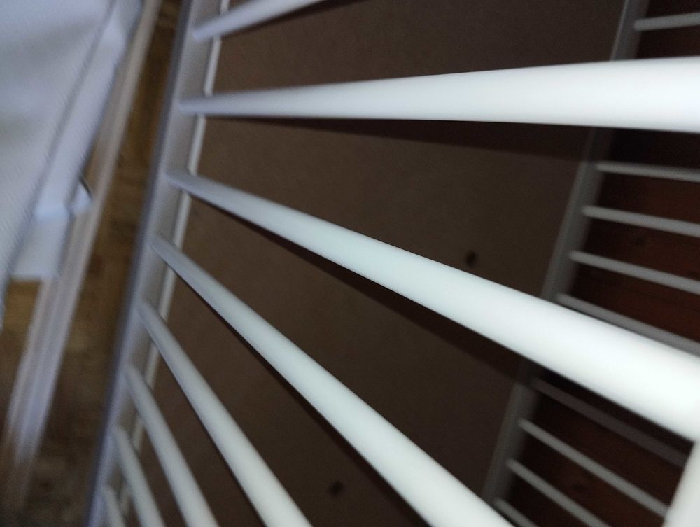 lit a barreaux blanc avec son matelas Mobilier enfants