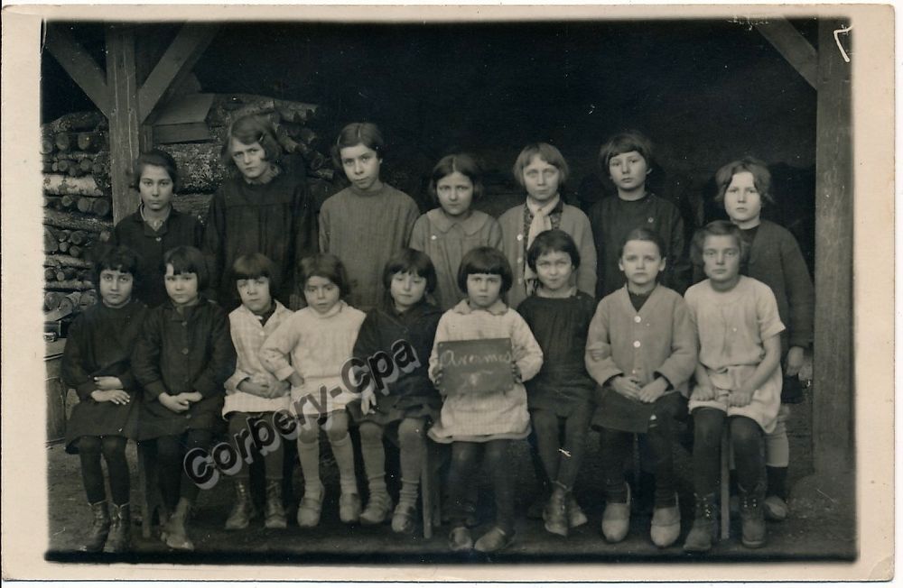 03. CPA. PHOTO. AVERMES. &Eacute;cole Classe de Filles ca1920
