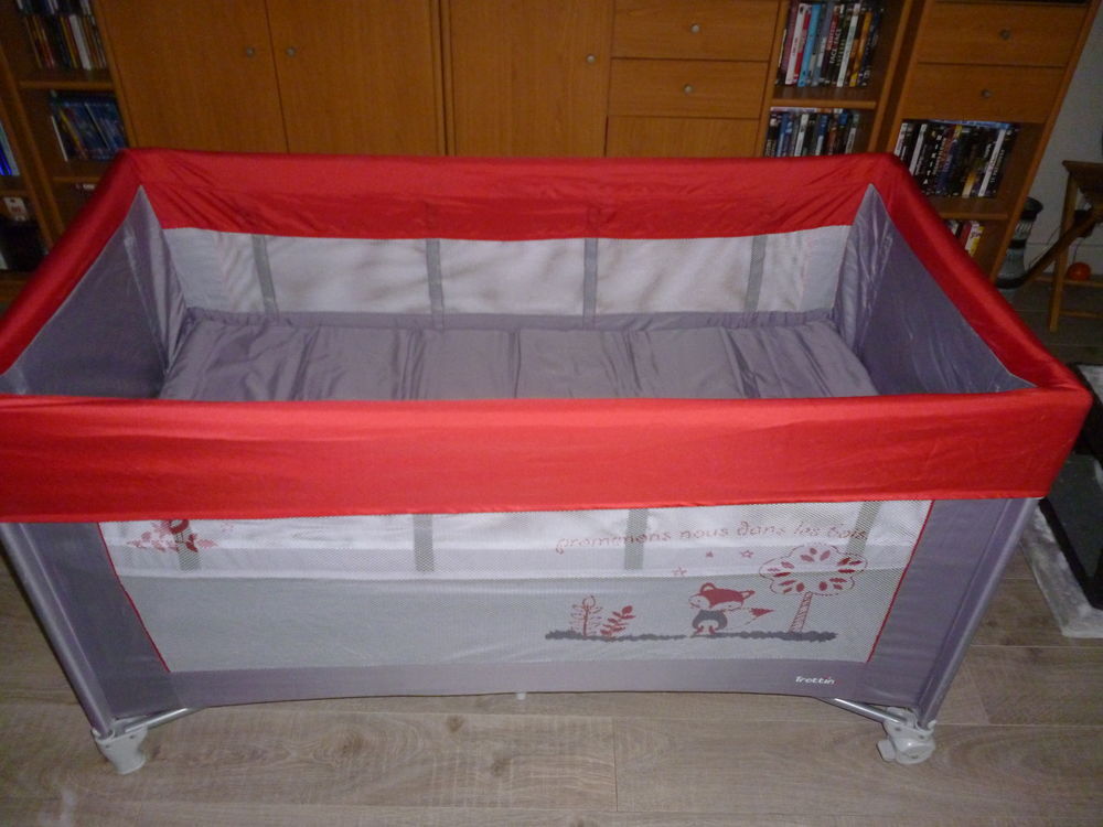 Lit parapluie avec en plus un matelas et une table &agrave; langer Mobilier enfants