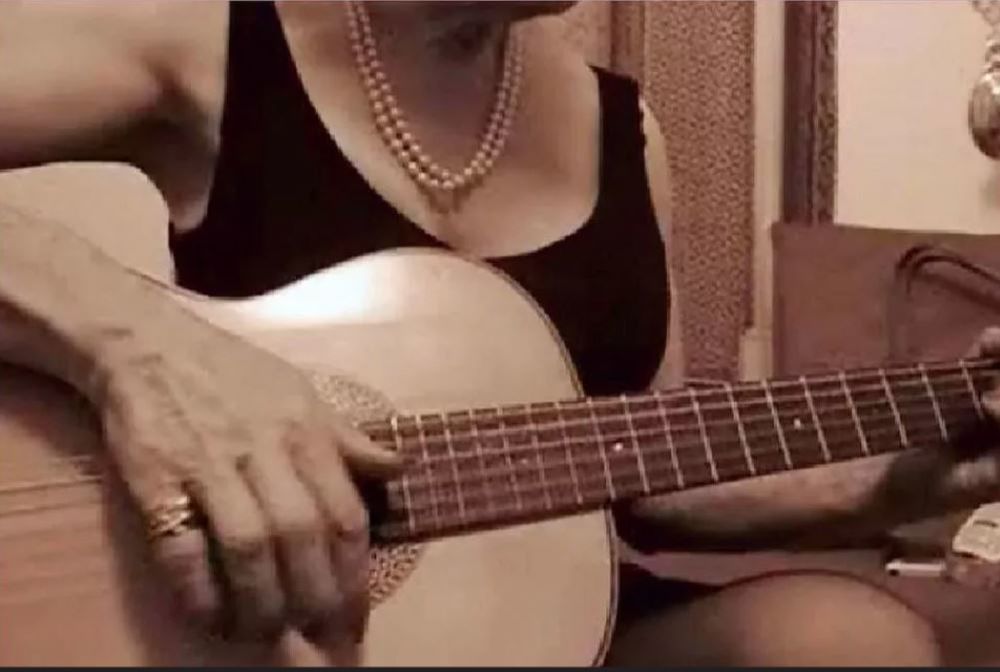   DAME PROF. Donne COURS de GUITARE, TS STYLES TS NIVEAUX 