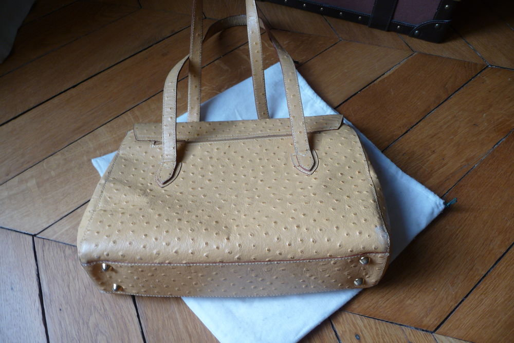 sac &agrave; main cuir jaune fa&ccedil;on autruche 
Maroquinerie