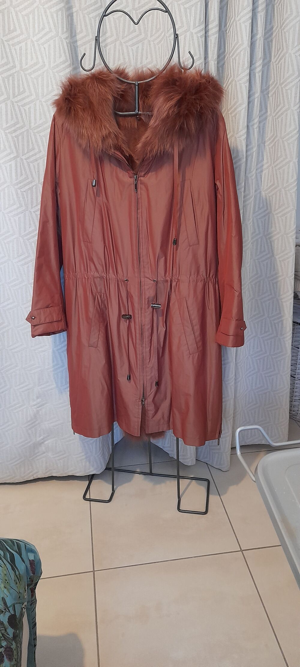 Manteau polyester doubl&eacute;e fourrure v&eacute;ritable rouge bordeaux. Vêtements