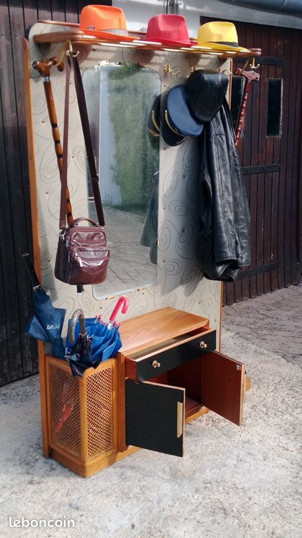 Brade ce Tr&egrave;s vieux Porte Manteaux antique en super &eacute;tat Meubles