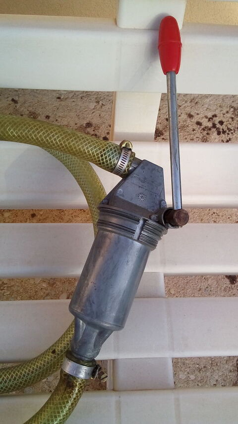 une pompe cylindrique a levier en bon état . 20 Chaource (10)