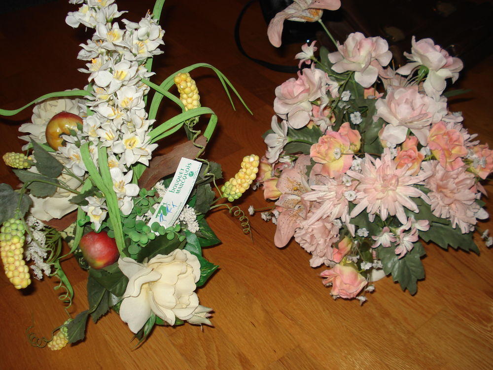 Deux pots de tr&egrave;s belles fleurs en soie avec leur pot Décoration