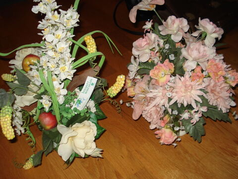 Deux pots de très belles fleurs en soie avec leur pot 0 Mérignies (59)