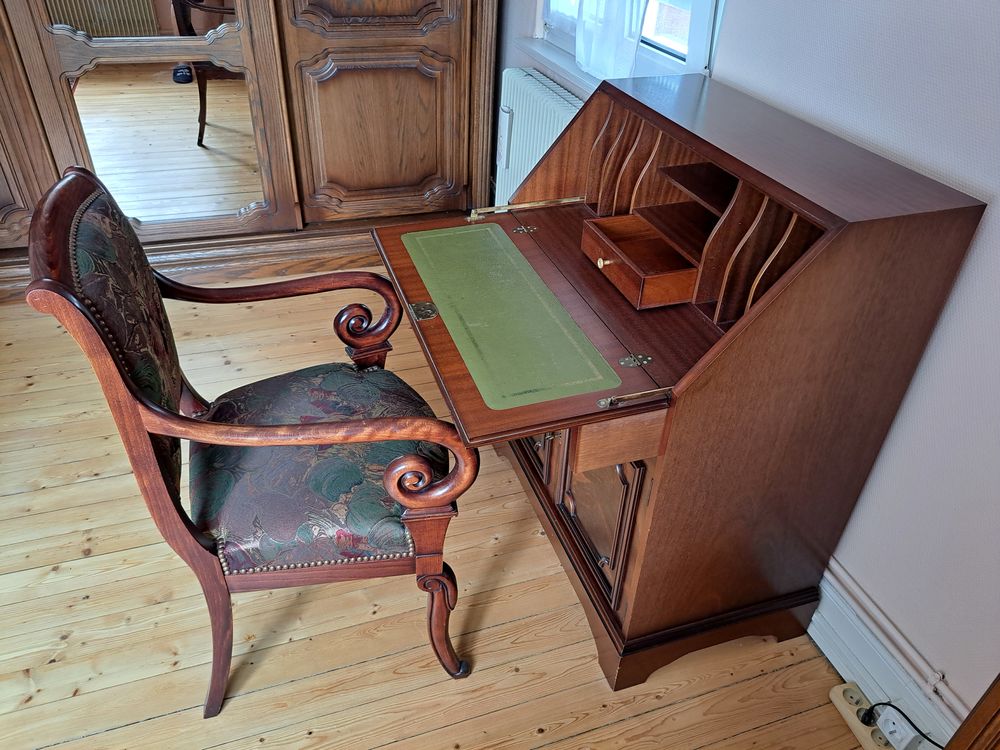 SECRETAIRE EN BOIS MASSIF et SON FAUTEUIL Meubles