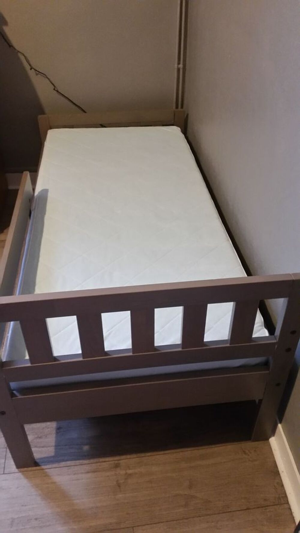 lit enfant IKEA coloris taupe avec matelas et draps housse Meubles