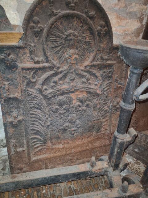Plaque de cheminée très ancienne. Sarlat-la-Canéda (24)