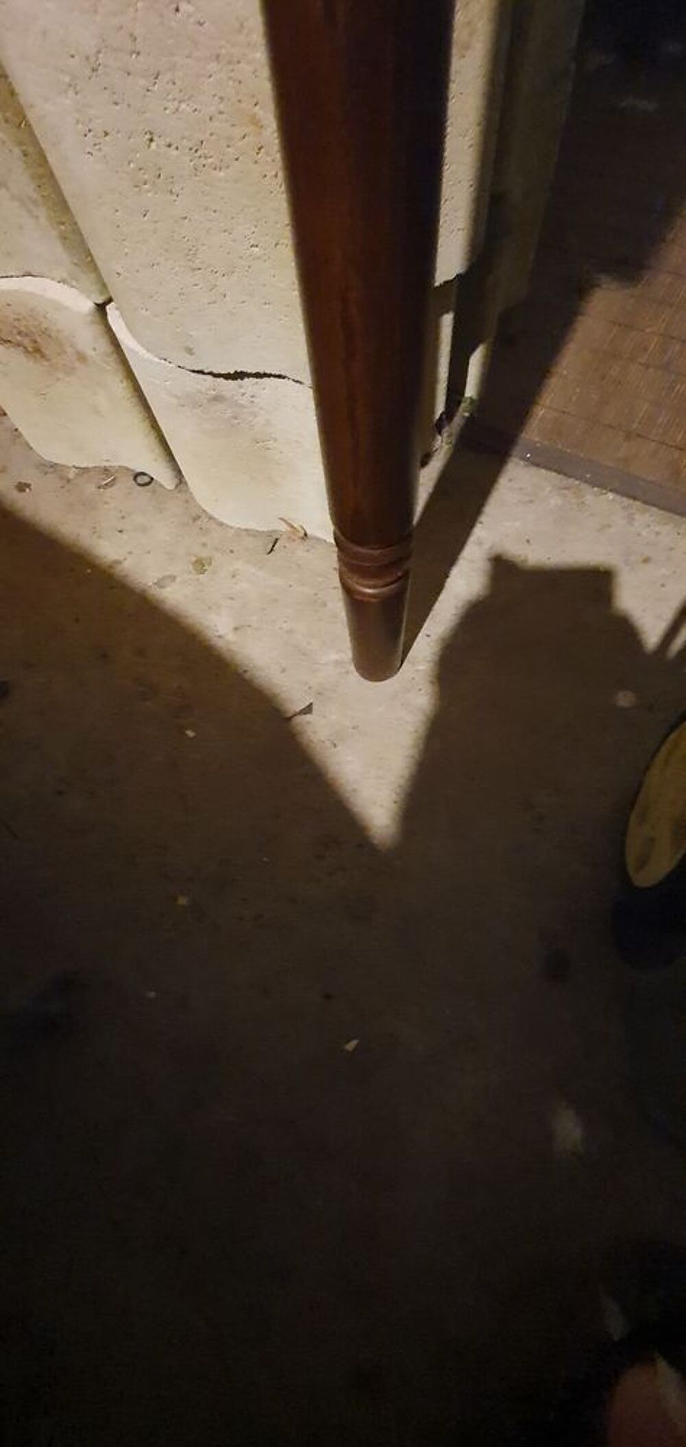 Table en bois avec pieds tourn&eacute;s Meubles