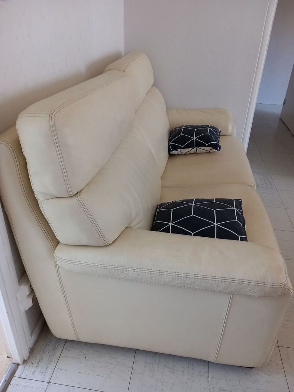 Canap&eacute; fixe cause d&eacute;m&eacute;nagement cuir creme Meubles