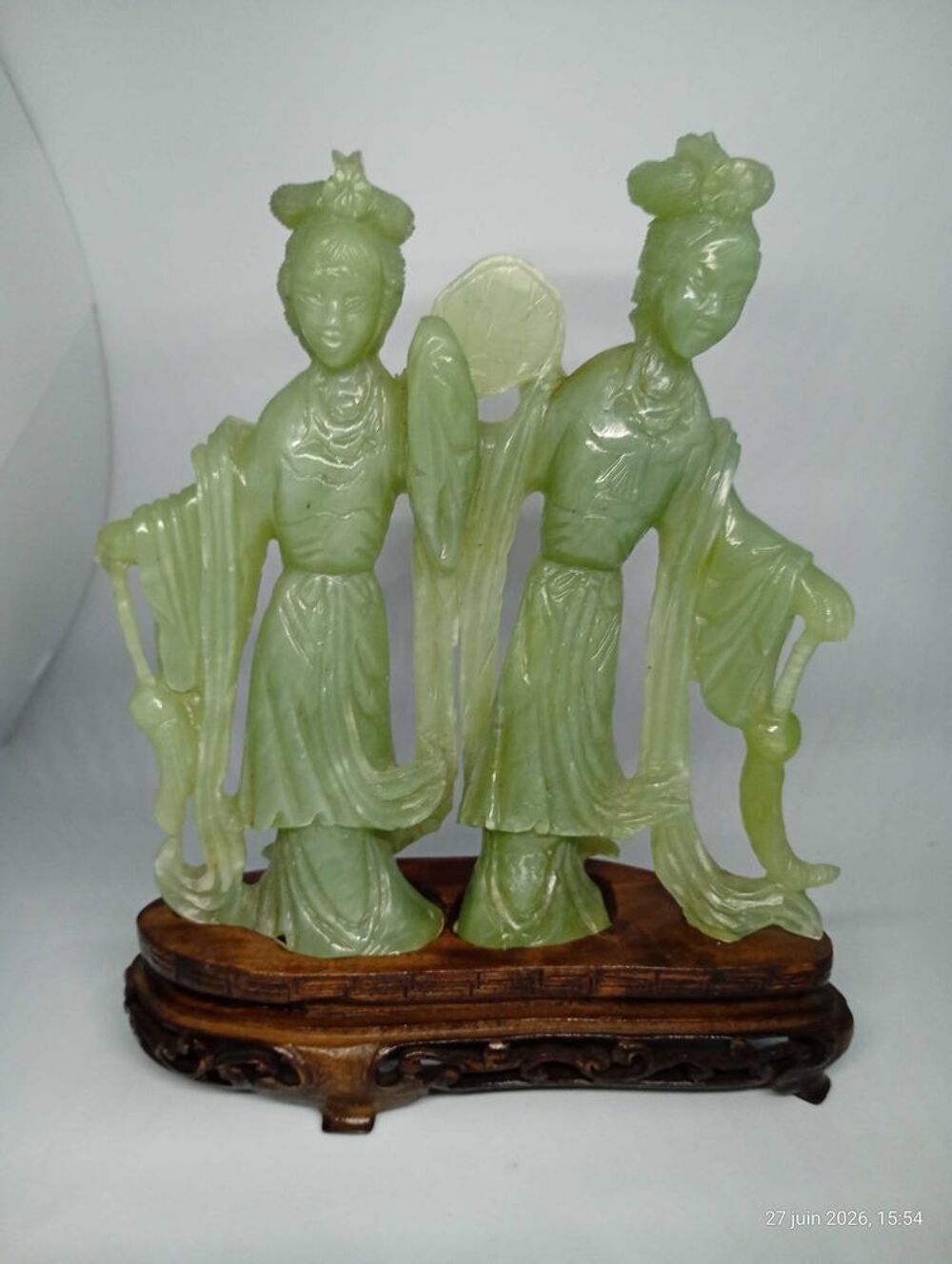 jolie statuette en jade sculpt&eacute; sur son socle d'origine 