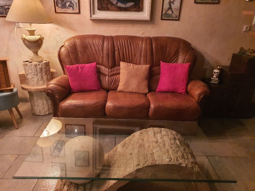 canape cuir table pie et lampe Meubles