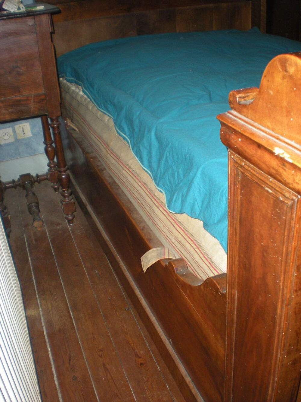 Lit de coin et armoire Meubles