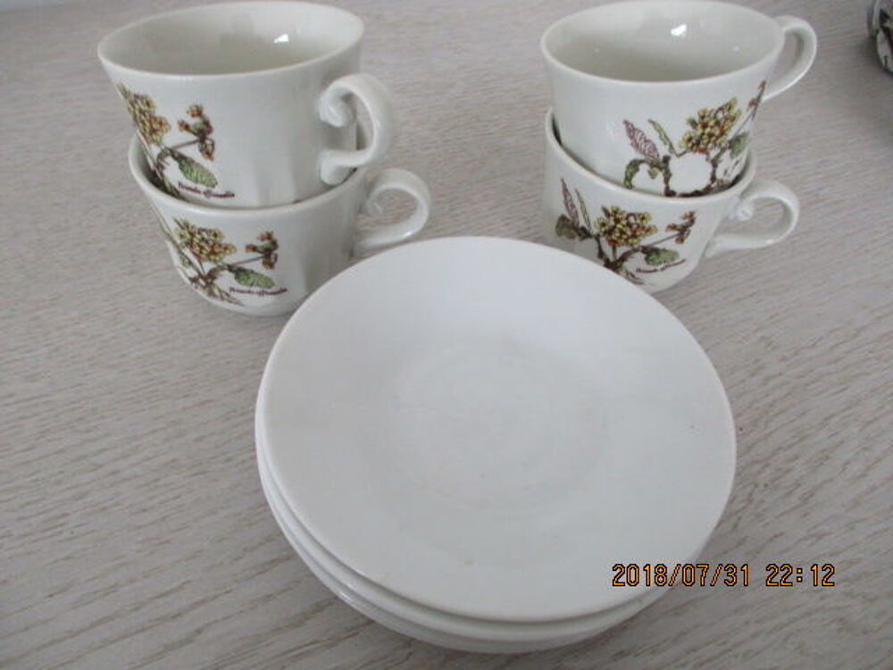 Quatre tasses &agrave; caf&eacute; avec s/tasses Décoration
