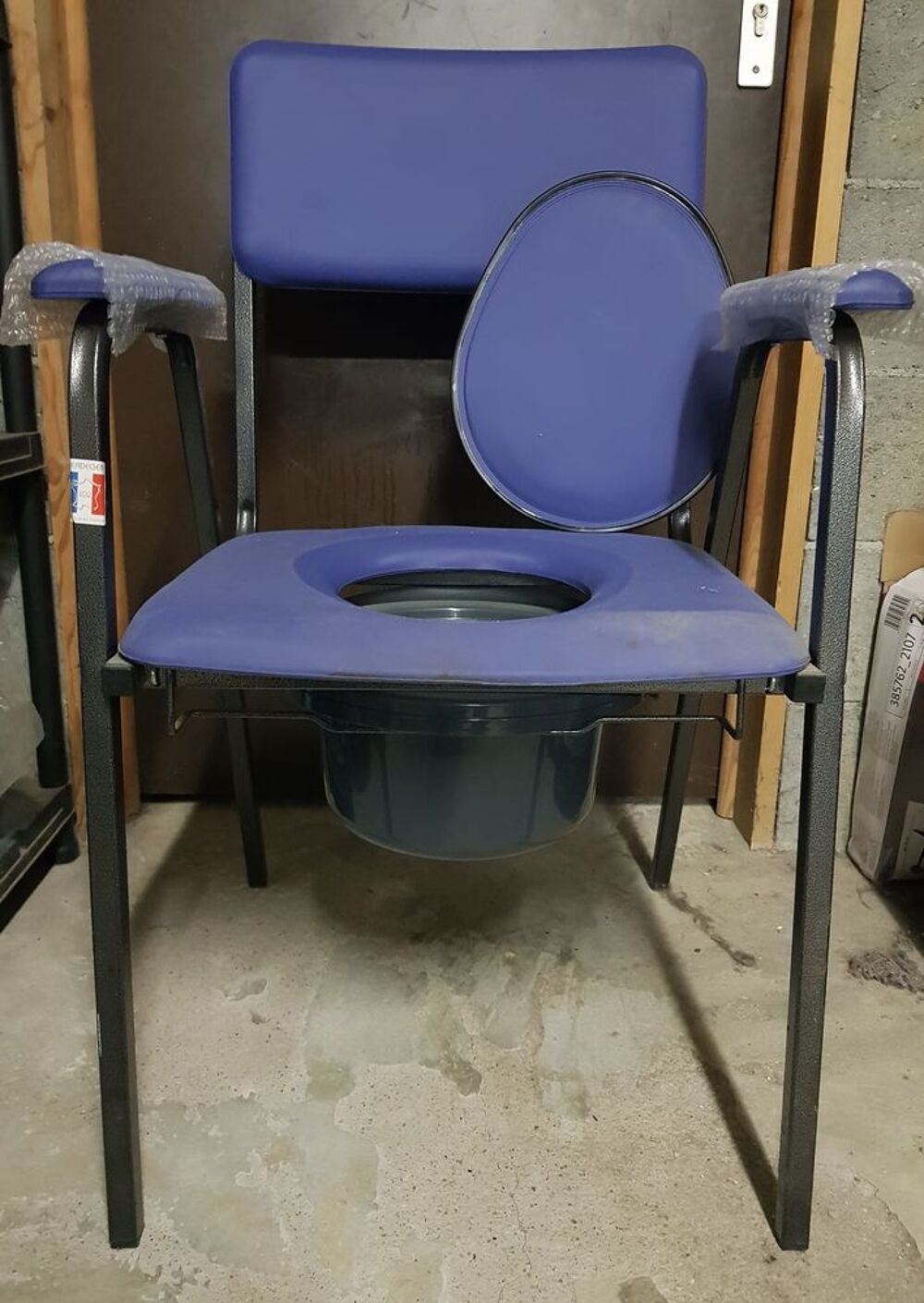 chaise perc&eacute;e m&eacute;dicale Meubles