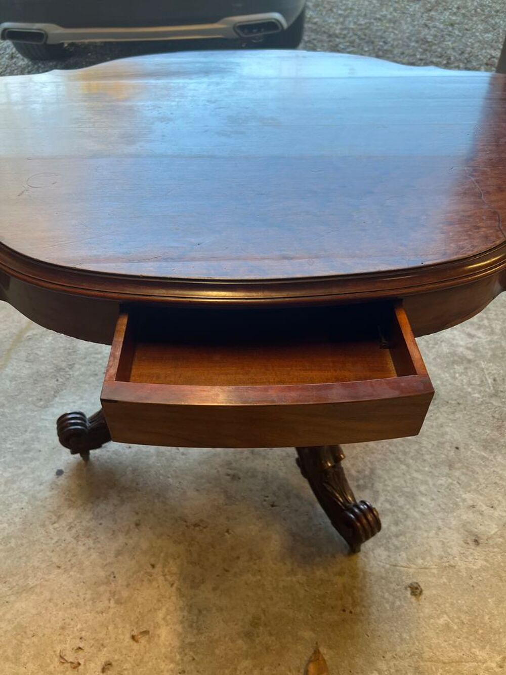 Table du milieu en acajou e placage d'acajou mouchet&eacute;, plate Meubles