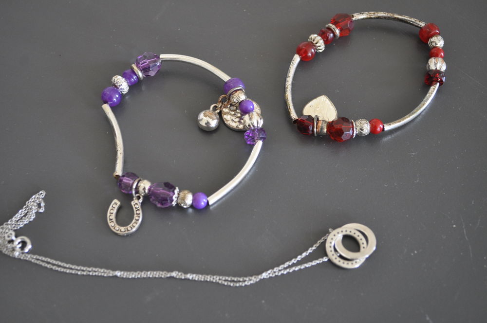 Assortiment colliers bracelets Bijoux et montres