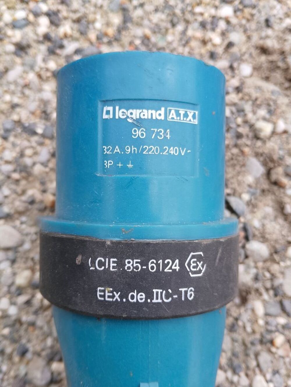 Fiche LEGRAND 9H IP44 32A - 200/250V~ - 3P+T Bricolage