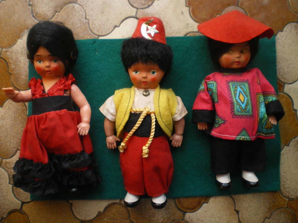 Poup&eacute;es en costume de pays. 
