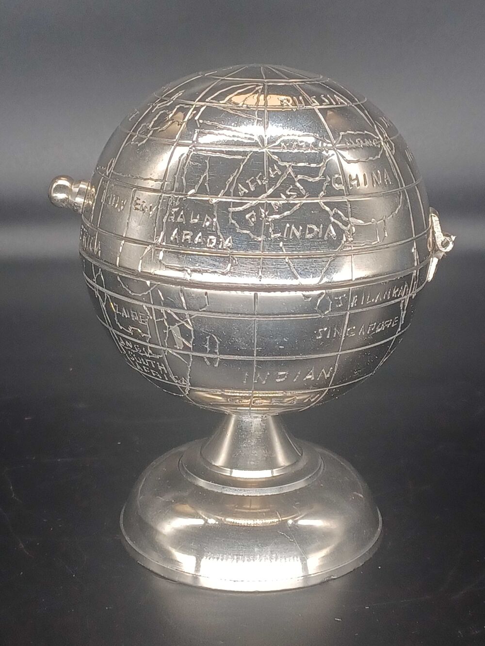 Cendrier Ancien de forme globe terrestre en m&eacute;tal argent&eacute; vdsa Décoration