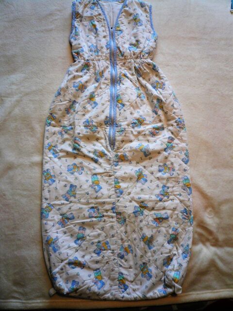 Gigoteuse blanche motifs bleus 10 Franqueville-Saint-Pierre (76)