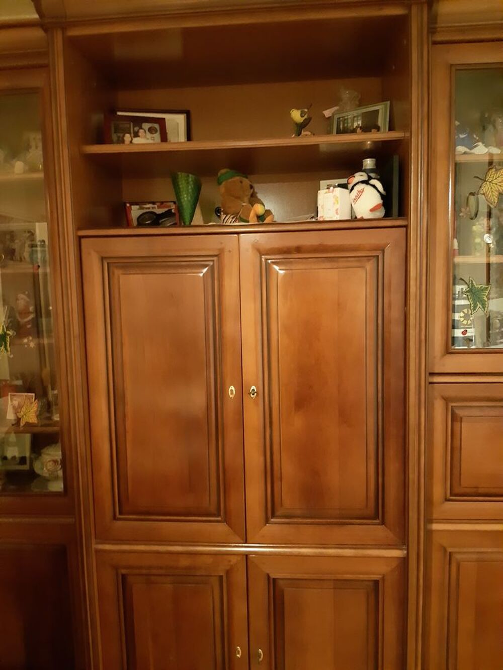 Armoire TV/vitrine en merisier. 
Meubles