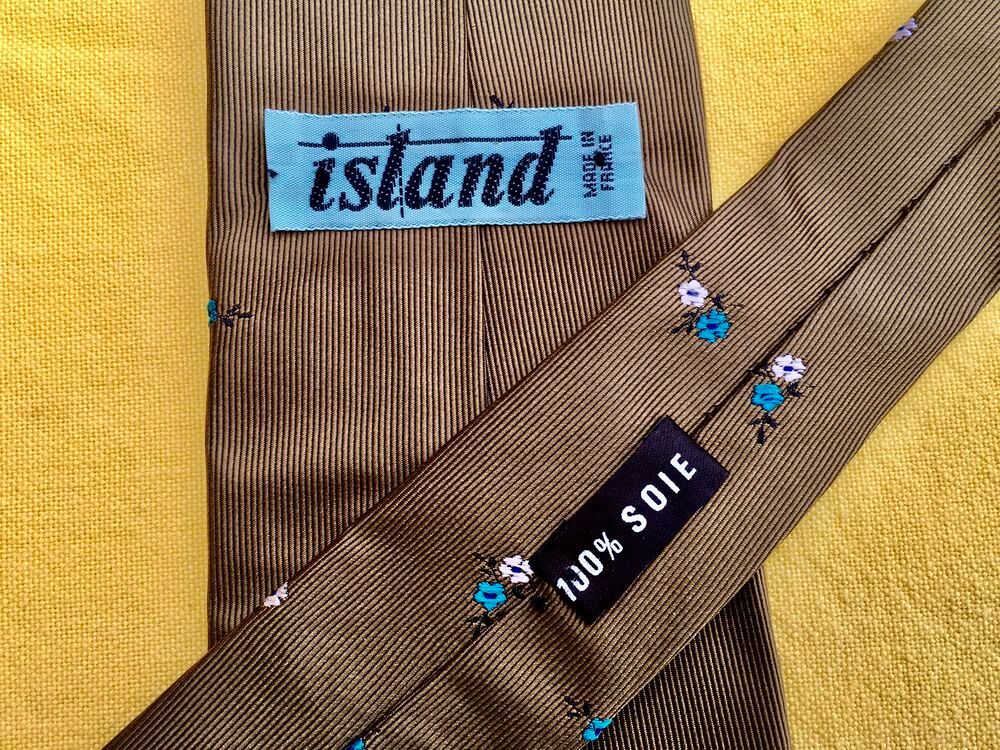 Cravate authentique ISLAND, 100% soie, &Eacute;tat neuf Vêtements